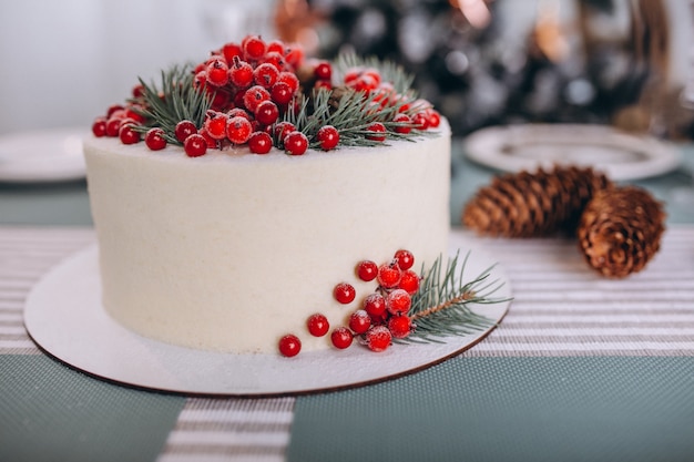 Pastel navideño decorado con frutos rojos.