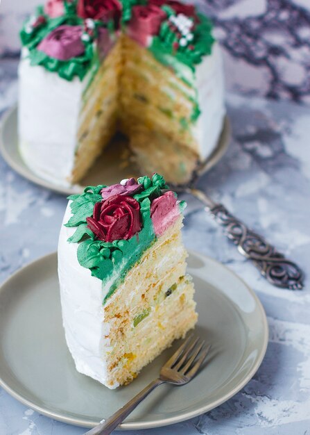 Pastel de niña lechosa decorado con hojas verdes y flores de lirio, pastel decorado como ramo de flores, decoración de pastel de primavera