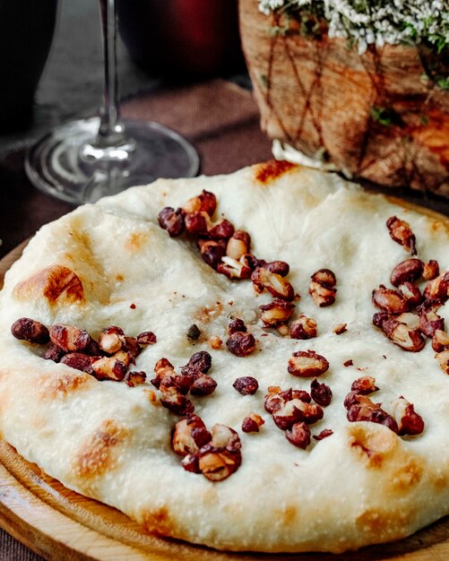 pastel con nueces en un plato de madera