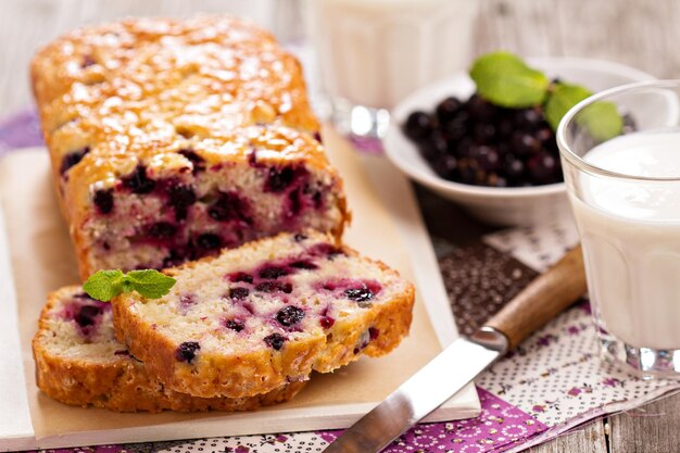 Pastel de pan de grosella negra