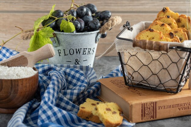 Pastel de pasas, uvas y harina sobre mesa de mármol