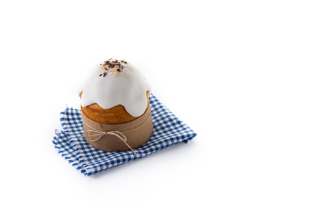 Pastel de Pascua tradicional aislado sobre fondo blanco.