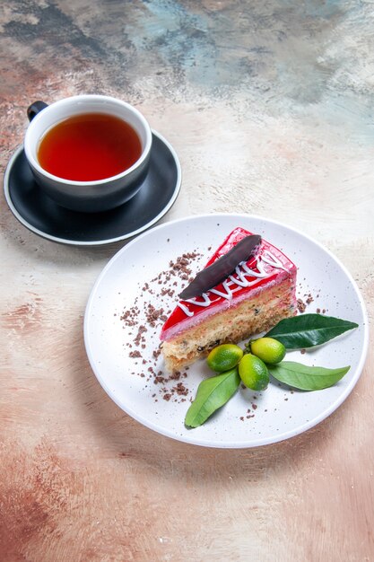 un pastel un pastel apetitoso una taza de té en la mesa