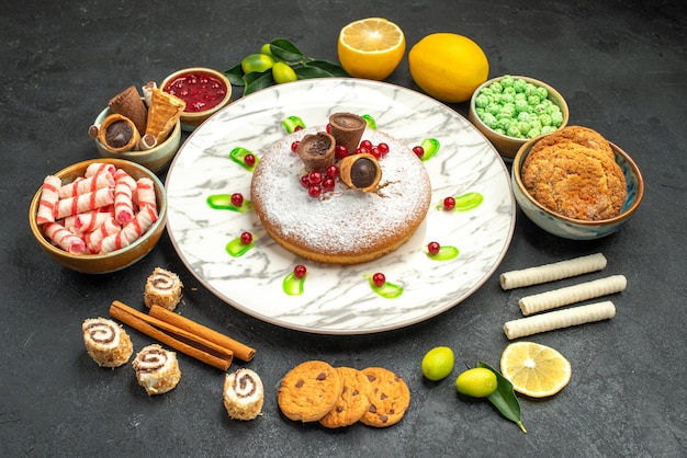 un pastel un pastel con gofres mermelada caramelos de limón galletas de canela