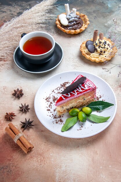 un pastel un pastel una taza de té magdalenas canela anís estrellado