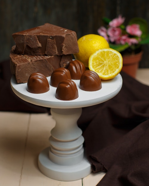 Pastel pequeño blanco con bombones de leche y limón encima