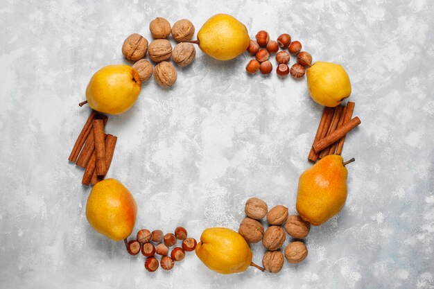 Pastel de pera casero con canela y nueces a la luz