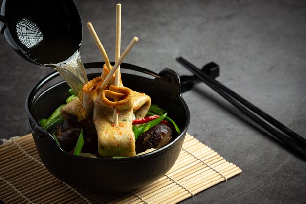 Pastel de pescado coreano y sopa de verduras en la mesa