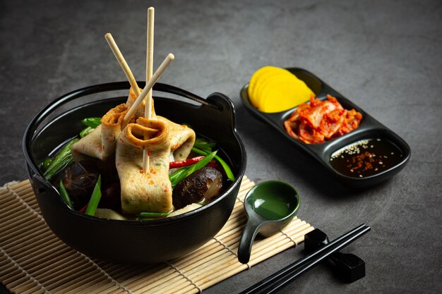 Pastel de pescado coreano y sopa de verduras en la mesa