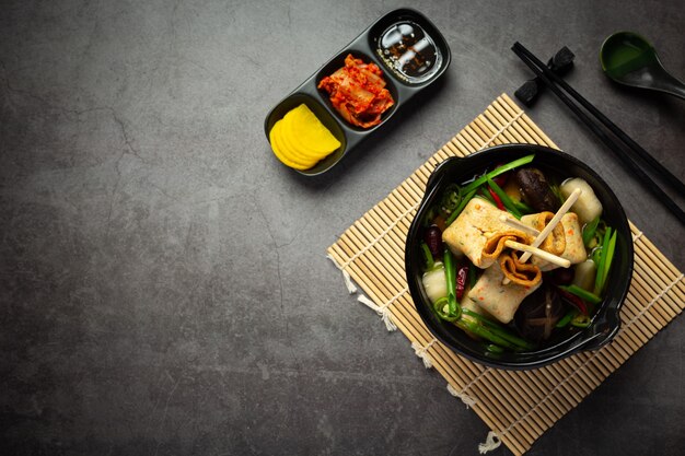 Pastel de pescado coreano y sopa de verduras en la mesa