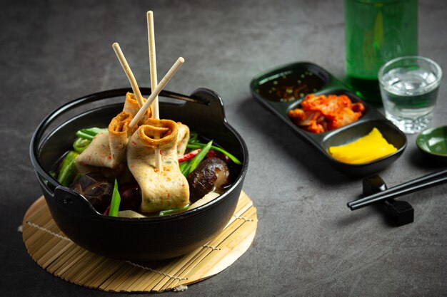 Pastel de pescado coreano y sopa de verduras en la mesa