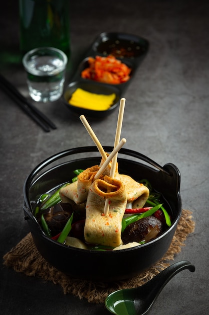 Pastel de pescado coreano y sopa de verduras en la mesa