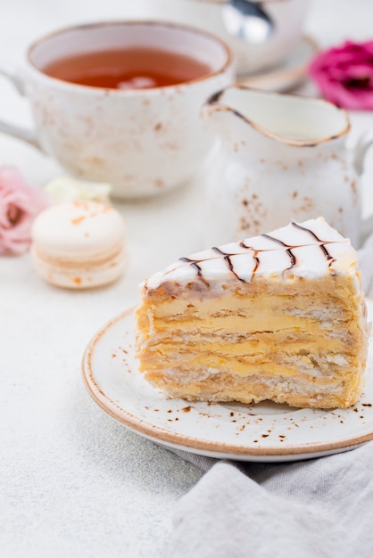 Pastel en plato con té y macarons