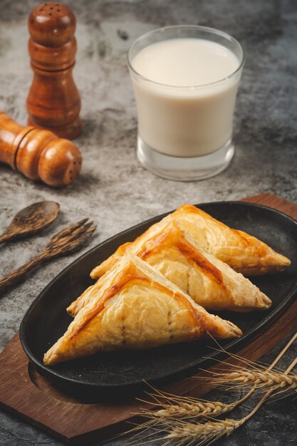 Pastel de pollo o kurnik que está bellamente decorado en la mesa.