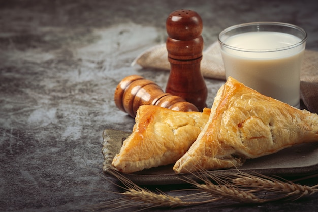 Pastel de pollo o kurnik que está bellamente decorado en la mesa.