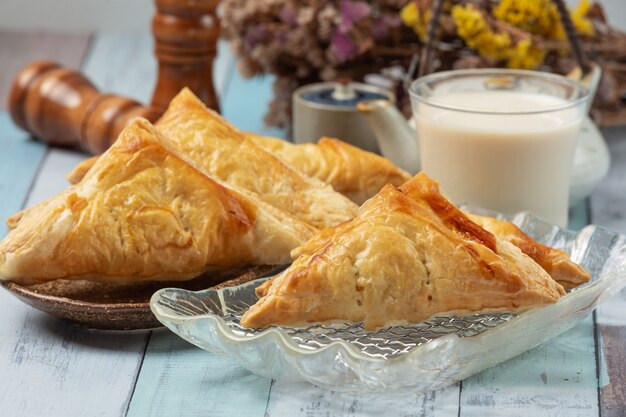 Pastel de pollo o kurnik que está bellamente decorado en la mesa.