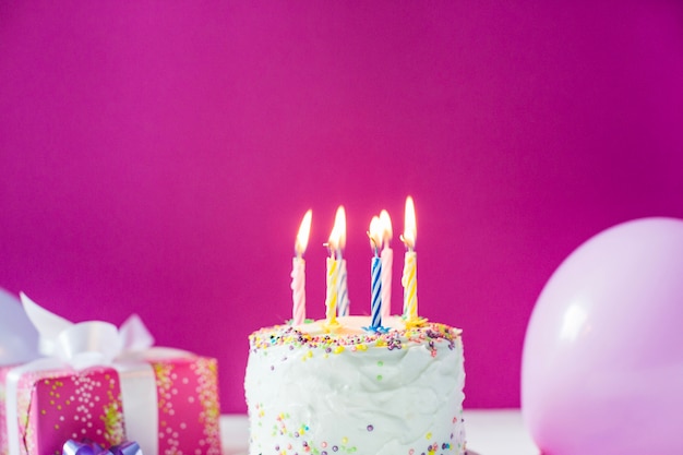 pastel de postre con velas encendidas