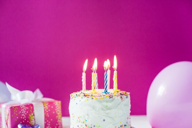 pastel de postre con velas encendidas