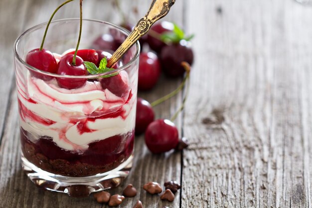 Pastel de queso con cerezas dulces en un vaso