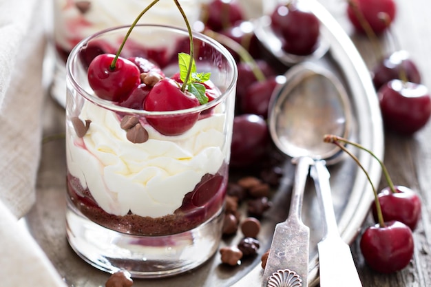 Pastel de queso con cerezas dulces en un vaso