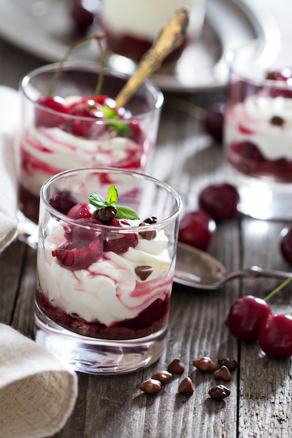 Pastel de queso con cerezas dulces en un vaso