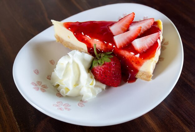 Pastel de queso de fresa con crema batida