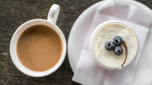 pastel de queso en la mesa