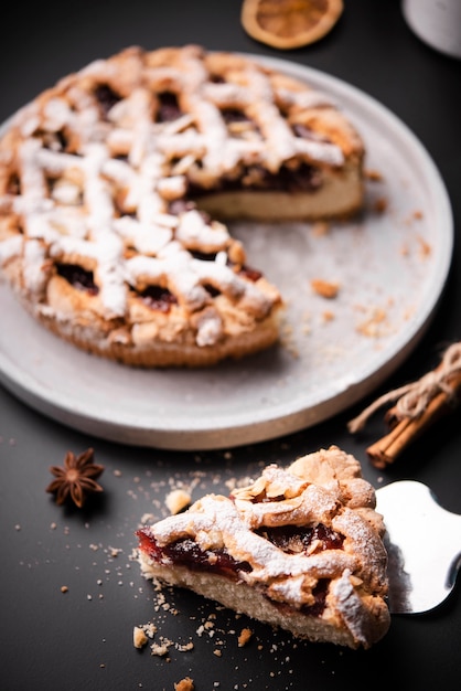 Pastel rebanado con anís y canela