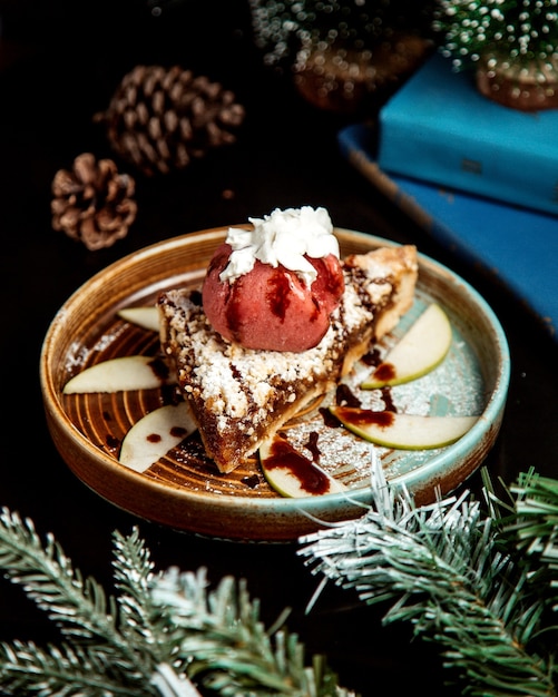 Pastel con rodaja de manzana y helado encima