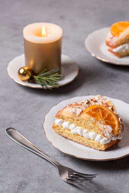 Pastel en rodajas del día de la epifanía de alto ángulo