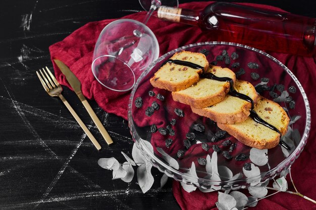 Pastel en rodajas en un plato sobre negro