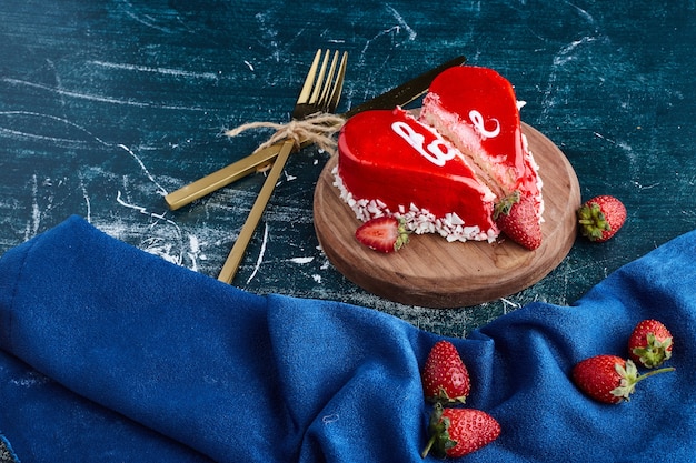 Pastel rojo en forma de corazón para el día de San Valentín.