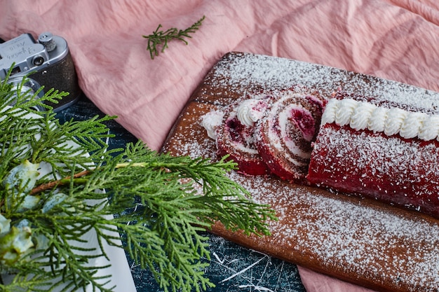 Pastel de rollo de terciopelo rojo sobre tabla de madera.