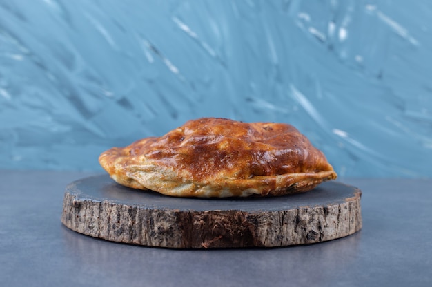 Foto gratuita pastel sabroso en un tablero de mesa de mármol.