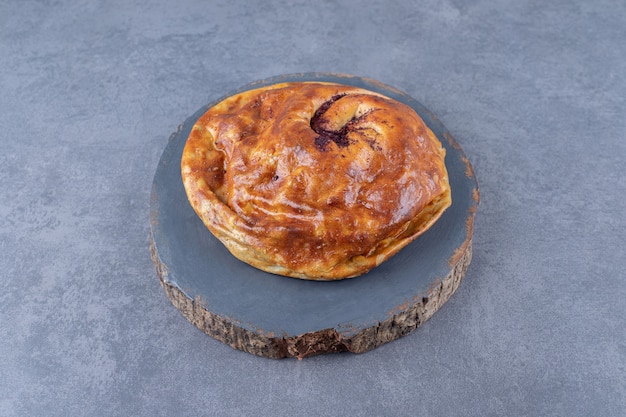 Pastel sabroso en un tablero de mesa de mármol.