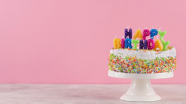Pastel sabroso con velas de cumpleaños