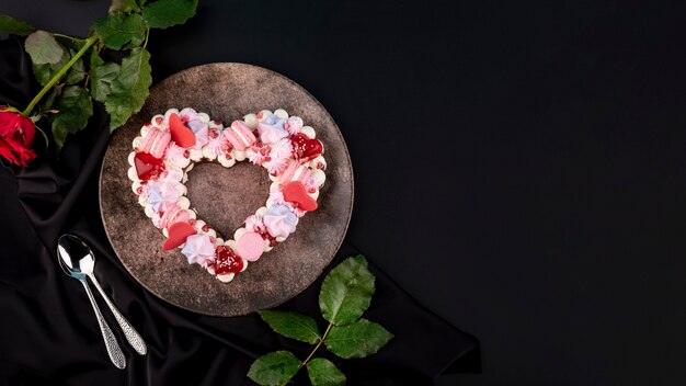 Pastel de San Valentín en forma de corazón con espacio de copia