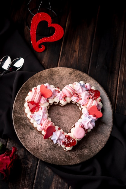 Pastel de San Valentín en forma de corazón con macarons