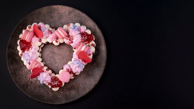 Pastel de San Valentín en forma de corazón en un plato con espacio de copia