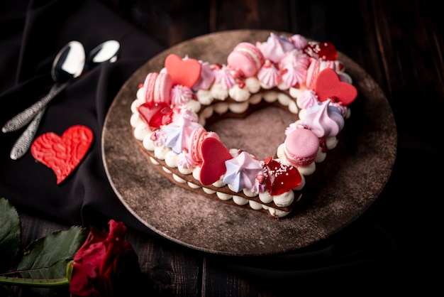 Pastel de San Valentín en plato con corazones y rosa