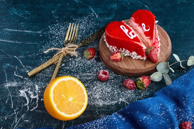 Pastel de San Valentín rojo en forma de corazón.