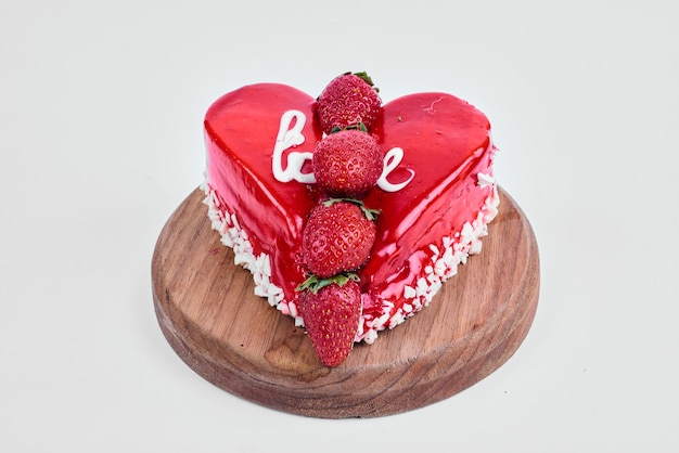 Pastel de San Valentín rojo en forma de corazón.
