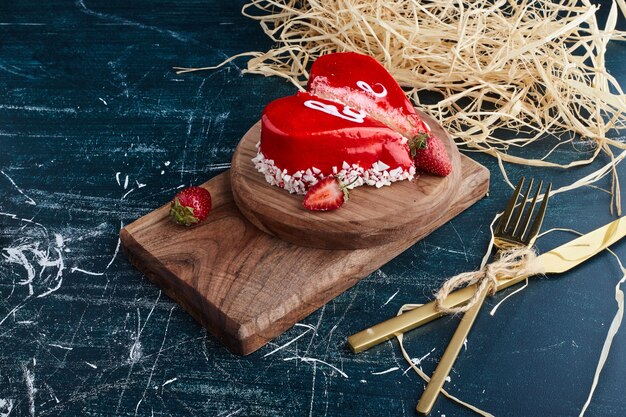 Pastel de San Valentín en una tabla de madera.