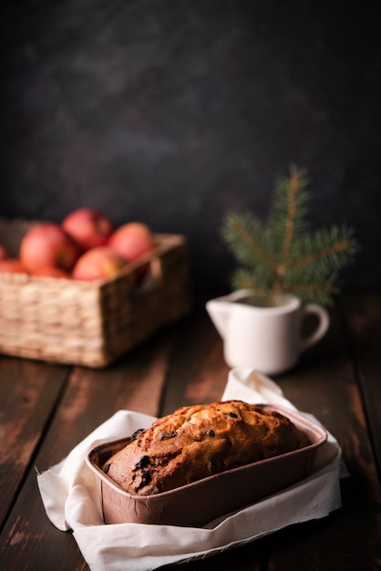 Pastel en sartén con cesta de manzanas