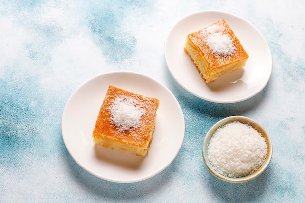 Pastel de sémola de postre turco casero.