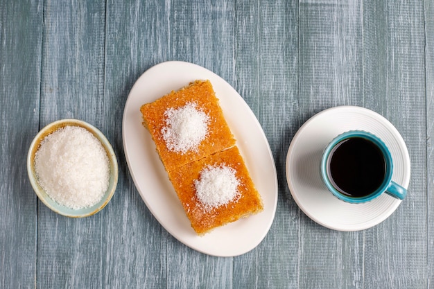 Pastel de sémola de postre turco casero.