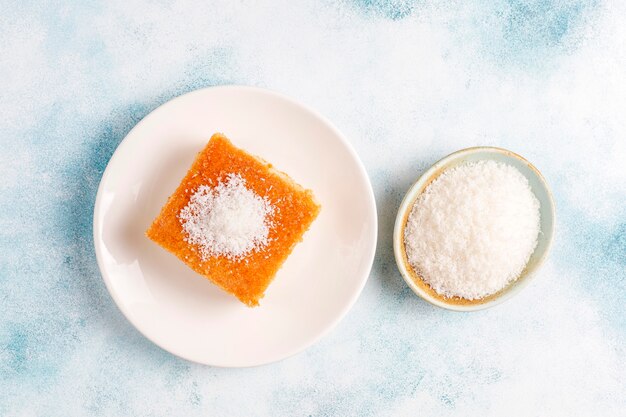 Pastel de sémola de postre turco casero.