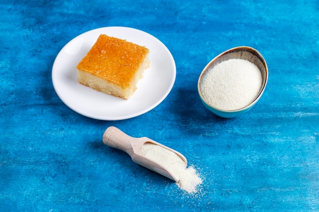 Pastel de sémola de postre turco casero.