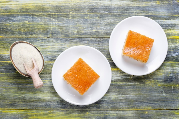 Foto gratuita pastel de sémola de postre turco casero