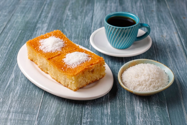 Pastel de sémola de postre turco casero